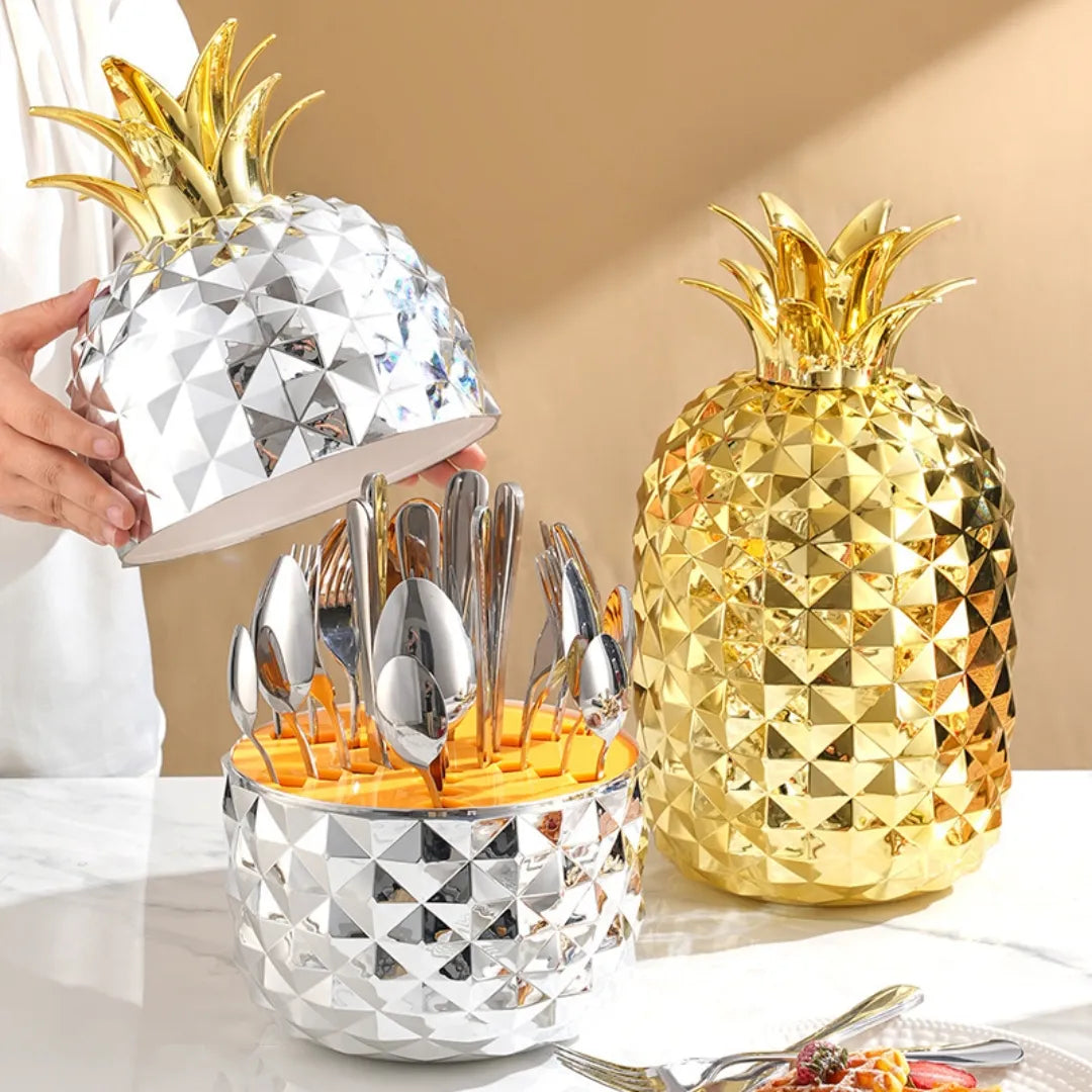 Conjunto de cubiertos en forma de piña dorada y plateada.